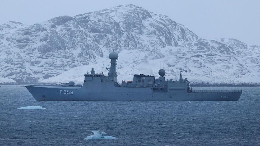 Patrulha da Marinha dinamarquesa perto da capital da Groenlândia, Nuuk, no início do mês — Foto: BBC News fonte