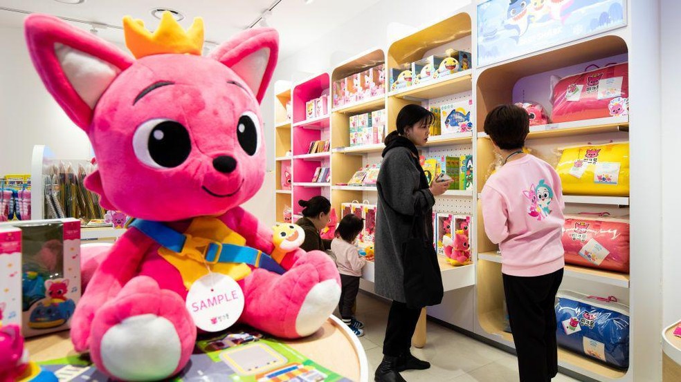 A empresa foi renomeada Pinkfong em 2022, inspirada em sua personagem raposa, alegre e curiosa — Foto: BBC News fonte