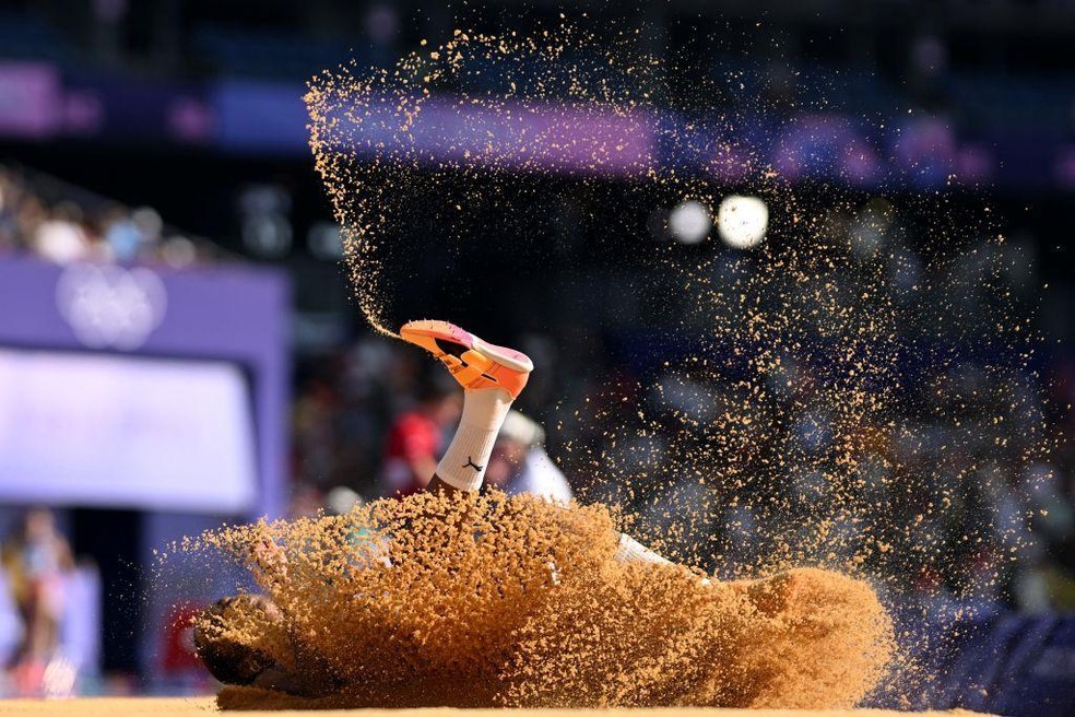 Fonte BBC News — Foto: Atleta cubana Liadagmis Povea competindo no salto triplo