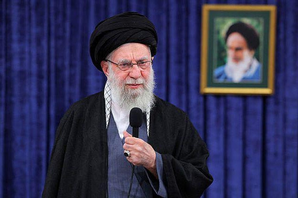 Ali Khamenei foi morto em ataque no sábado — Foto: BBC News fonte