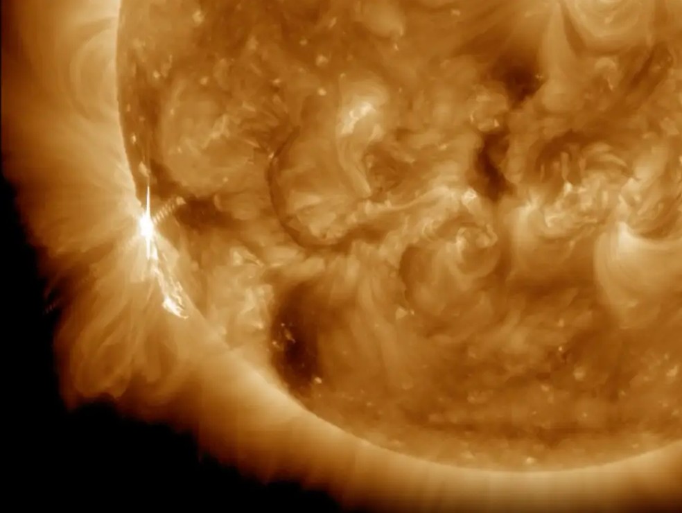 Foto do sol mostra momento em que uma labareda intensa é emitida — Foto: SDO/NASA