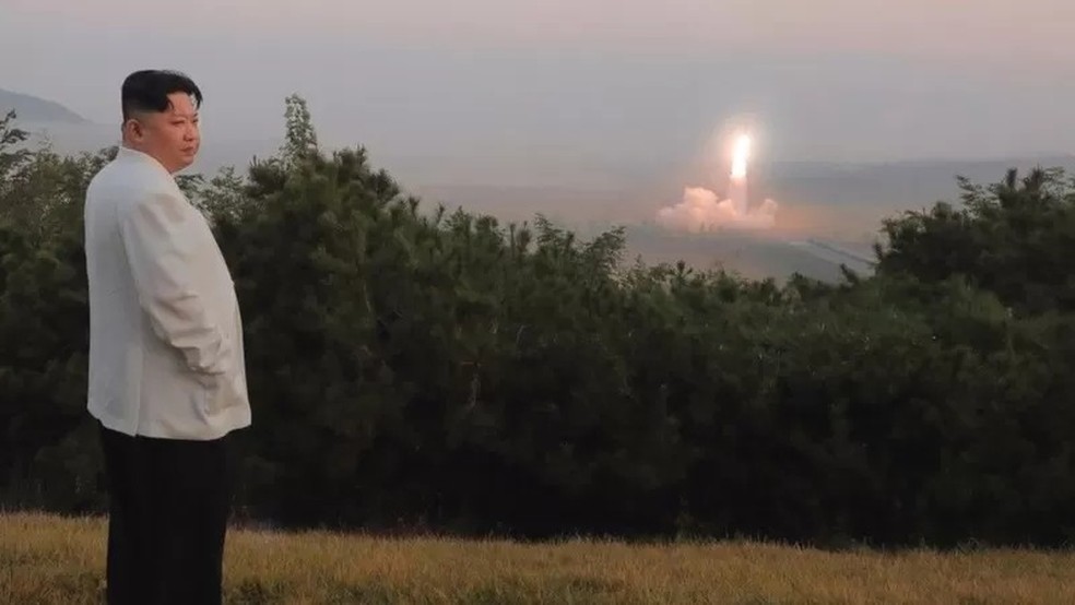No mês passado, a Coreia do Norte testou vários mísseis balísticos — Foto: KCNA via BBC