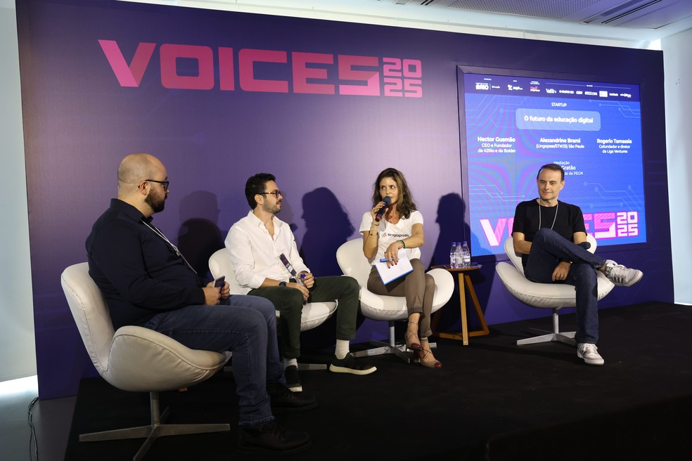 Hector Gusmão, Alexandrine Brami e Rogério Tamasia durante painel do Voices, mediado por Paulo Gratão — Foto: Fernando Souza