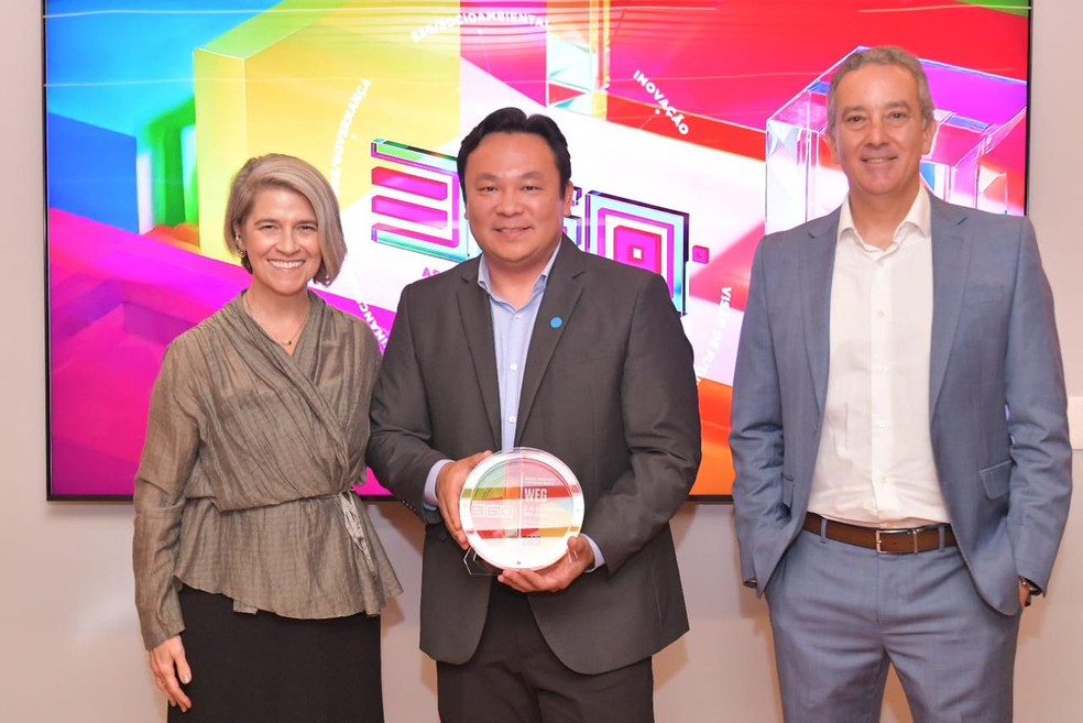 Maria Fernanda Delmas e André Proença entregam o prêmio de Empresa do Ano para Alberto Kuba, presidente da WEG — Foto: Flávio Santana