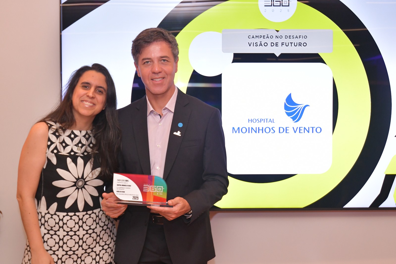 O Hospital Moinhos de Vento foi o vencedor no Desafio Visão de Futuro, com o Superintendente financeiro Marco Modesti recebendo o segundo troféu — Foto: Flavio Santana
