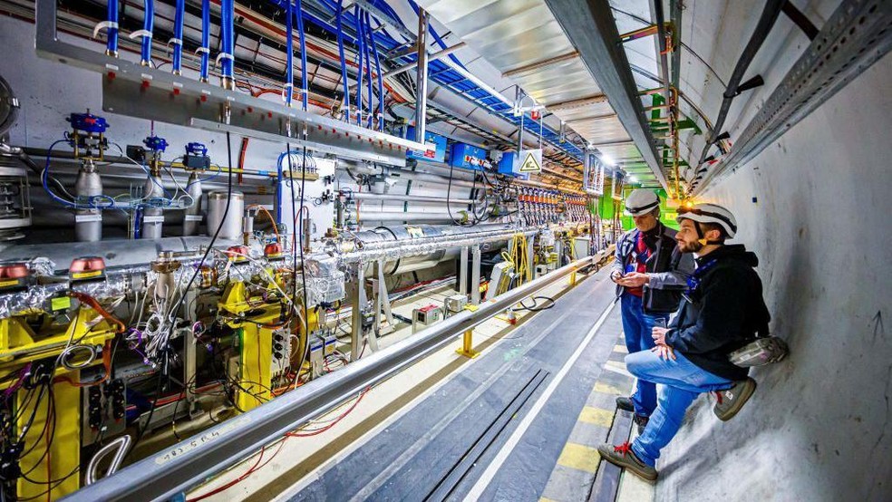 No Cern, fica o Grande Colisor de Hádrons, que causa colisões de partículas a toda velocidade — Foto: BBC News fonte