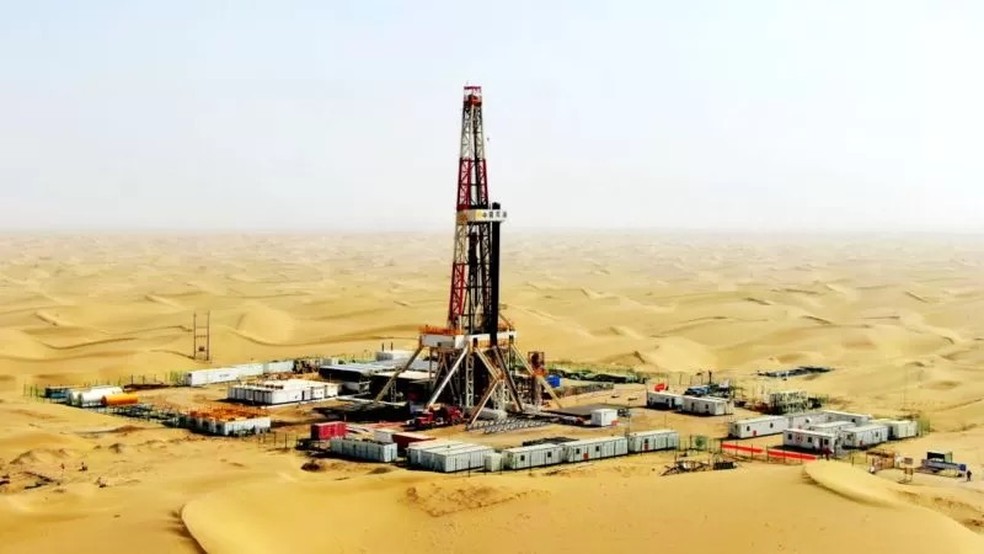O poço de petróleo de Tarim, também no deserto de Taklamakan, tem mais de 9 quilômetros de profundidade — Foto: GETTY IMAGES via BBC