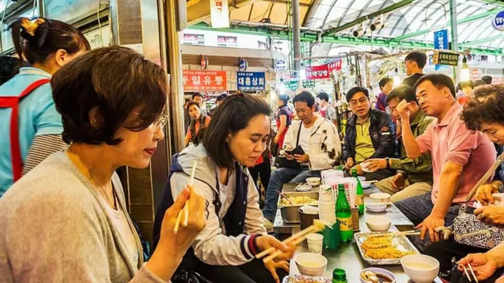 Em 1996, a Coreia do Sul reciclava menos de 3% dos resíduos alimentares — Foto: Getty Images via BBC News