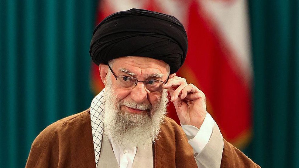 O aiatolá Alí Khamenei, de 86 anos, continua sendo a autoridade máxima do Irã — Foto: BBC News fonte