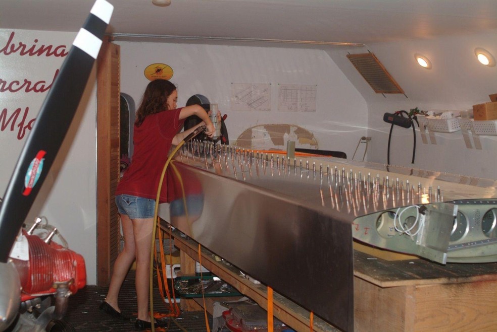 Pasterski construindo o avião na garagem de casa, quando tinha 13 anos — Foto: BBC News fonte