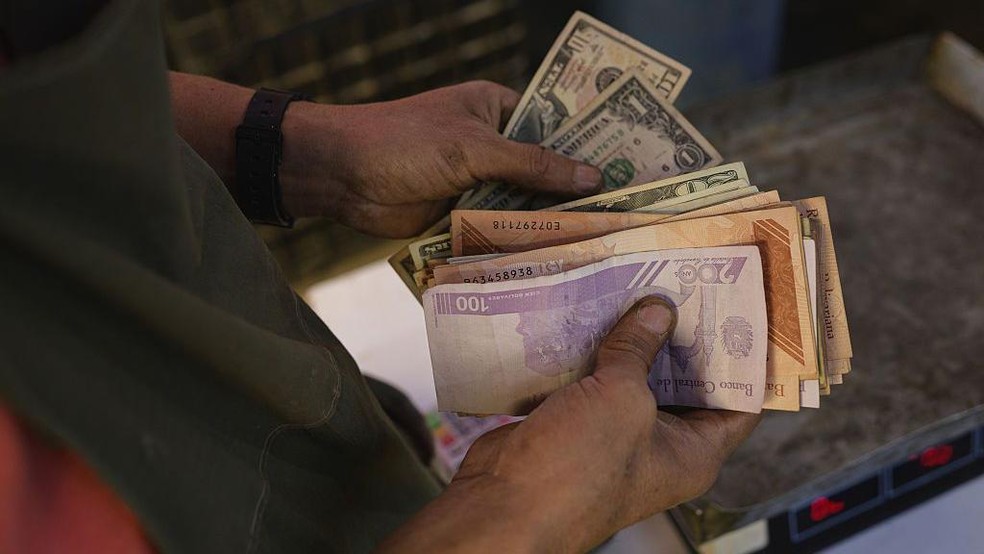 Após o dia 3 de janeiro, o dólar no mercado negro disparou, até cair recentemente. — Foto: BBC News fonte