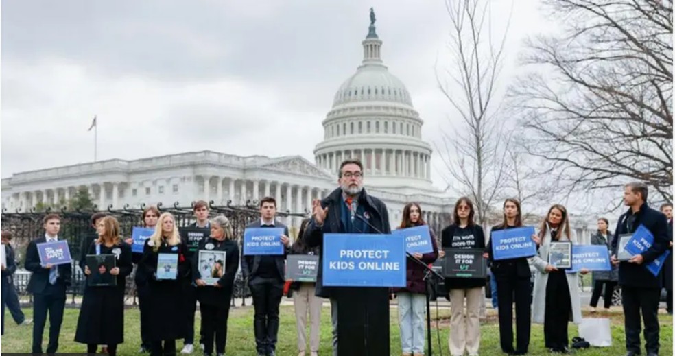 O ex-engenheiro da Meta Arturo Béjar discursa em um comício — Foto: Getty Images via BBC News