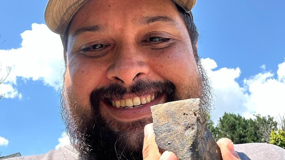 Roberto Vargas deixou o trabalho como terapeuta de saúde mental para viajar pelo mundo em busca de meteoritos — Foto: BBC News fonte