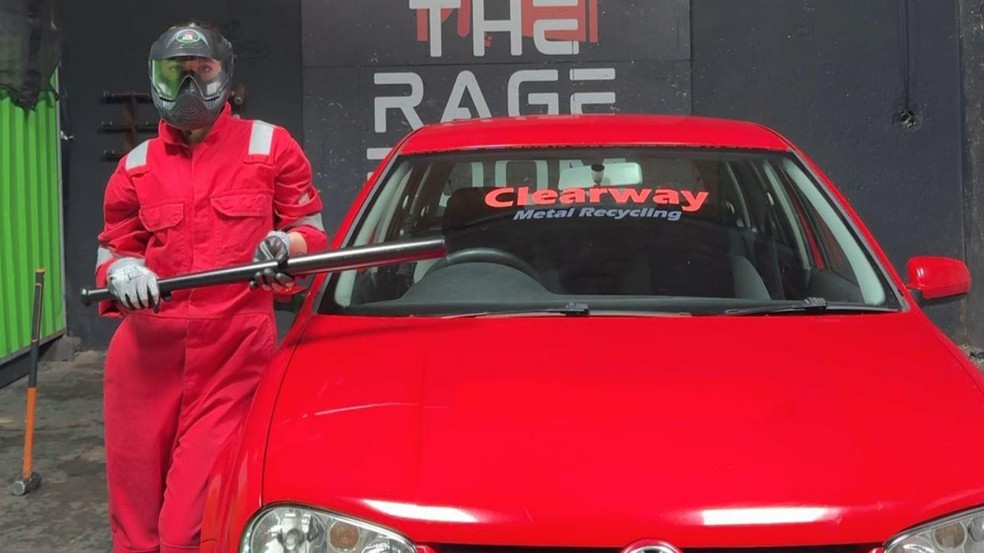 Para Shuka Piryaee, ir a uma 'sala da fúria' é 'uma forma divertida e ridícula de reset' — Foto: BBC News fonte