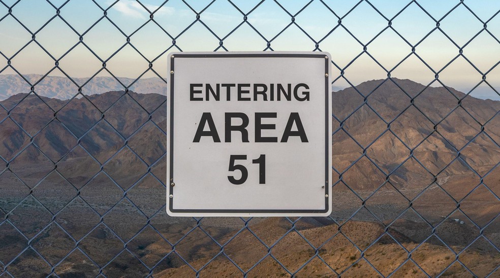 Fonte BBC News — Foto: A Área 51 é uma área altamente restrita no estado de Nevada, controlada pelo Exército dos EUA. O sigilo em torno desta base deu origem a múltiplas histórias de ficção científica e teorias da conspiração.