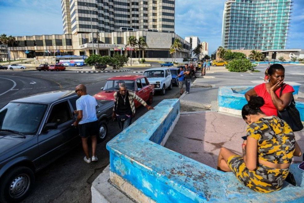 Motoristas fazem fila para abastecer perto de um posto de gasolina em Havana, em 24 de abril de 2023 — Foto: Getty Images via BBC