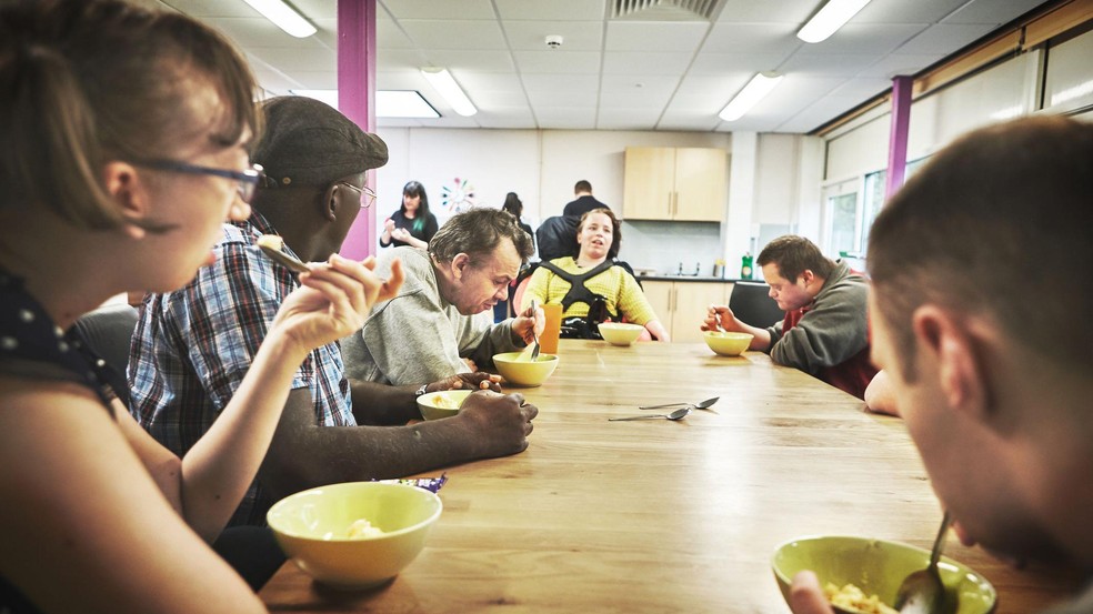 Muitas pessoas no Reino Unido, como a família de Nicole, dependem dos bancos alimentares para cobrir todas as suas necessidades. — Foto: BBC News fonte