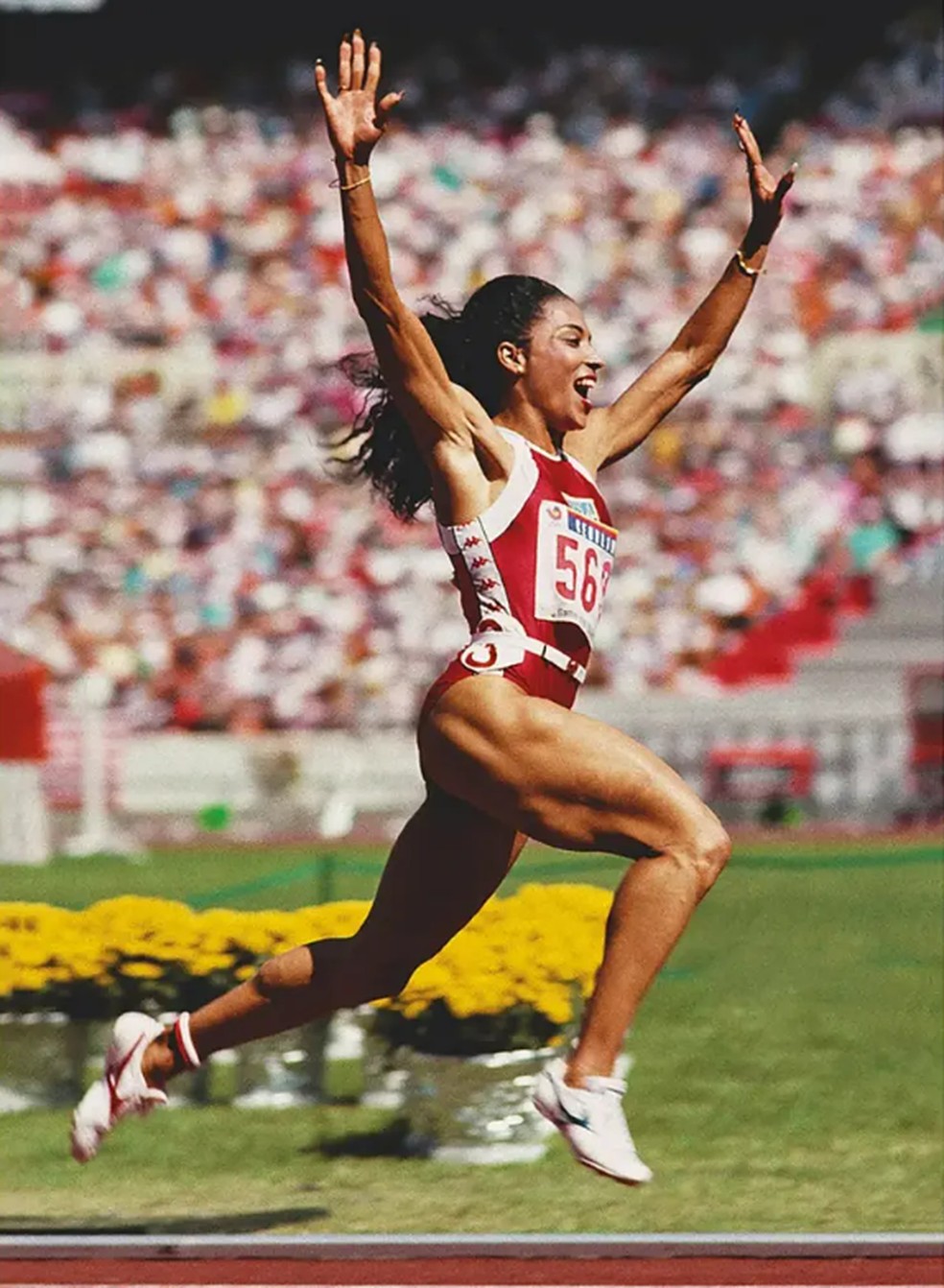 Florence Griffith-Joyner comemora em Seul, 1988 — Foto: Getty Images via BBC