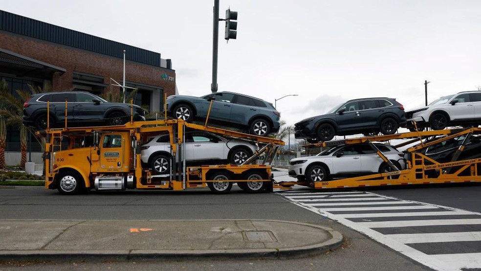 O setor automotivo precisou reconfigurar suas cadeias de abastecimento para se aderir ao T-MEC e evitar as tarifas. — Foto: BBC News fonte