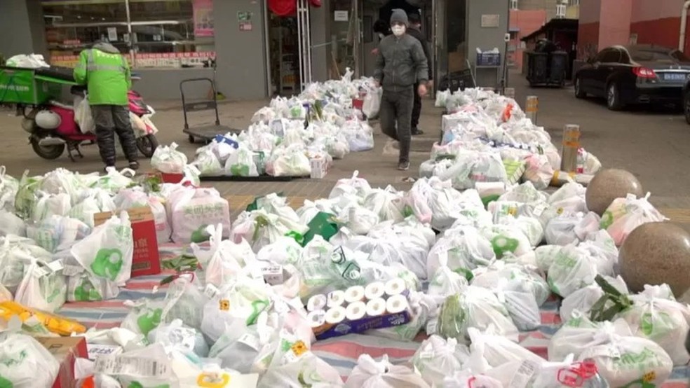 Os serviços de entrega de alimentos e mantimentos ainda estão tendo alta demanda, já que os moradores de Pequim permanecem cautelosos em se aventurar do lado de fora — Foto: BBC