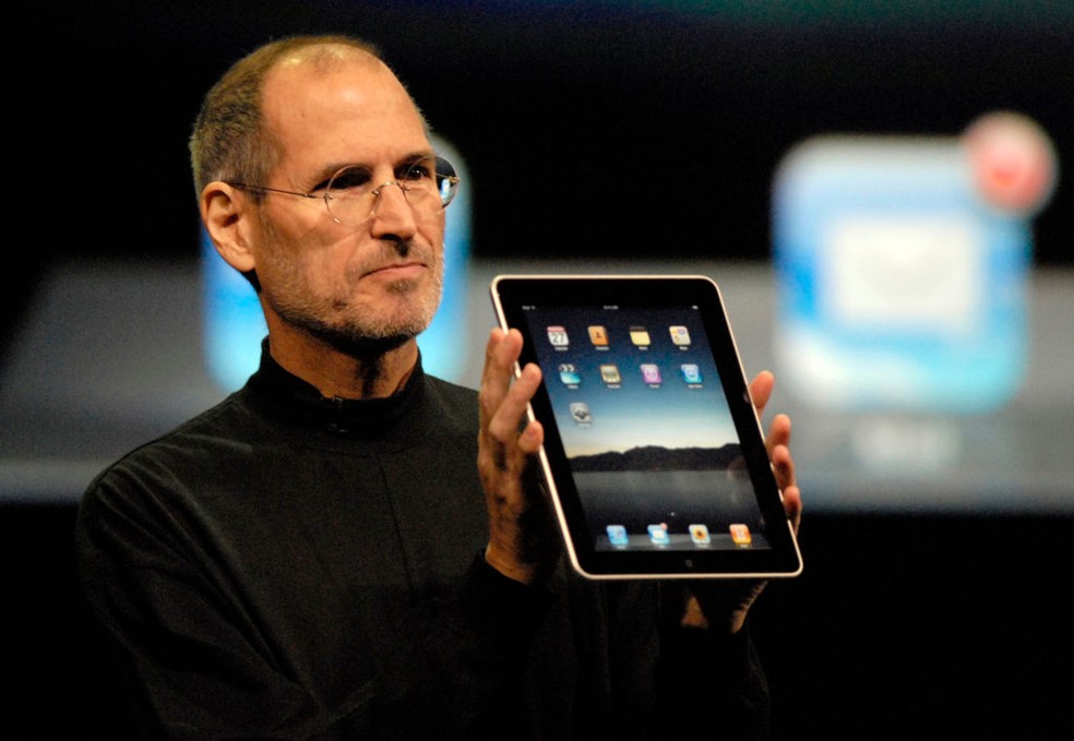 Steve Jobs apresenta o iPad da Apple em São Francisco, na Califórnia, em 27 de janeiro de 2010 — Foto: MediaNews Group/Bay Area News via Getty Images