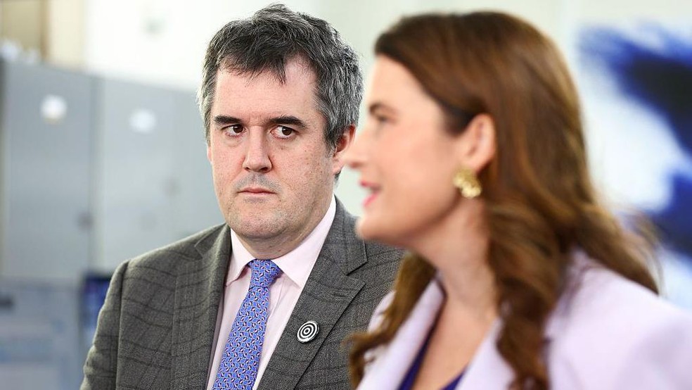 O ministro da Habitação, Chris Bishop, afirma que seu governo está revertendo a situação — Foto: BBC News fonte