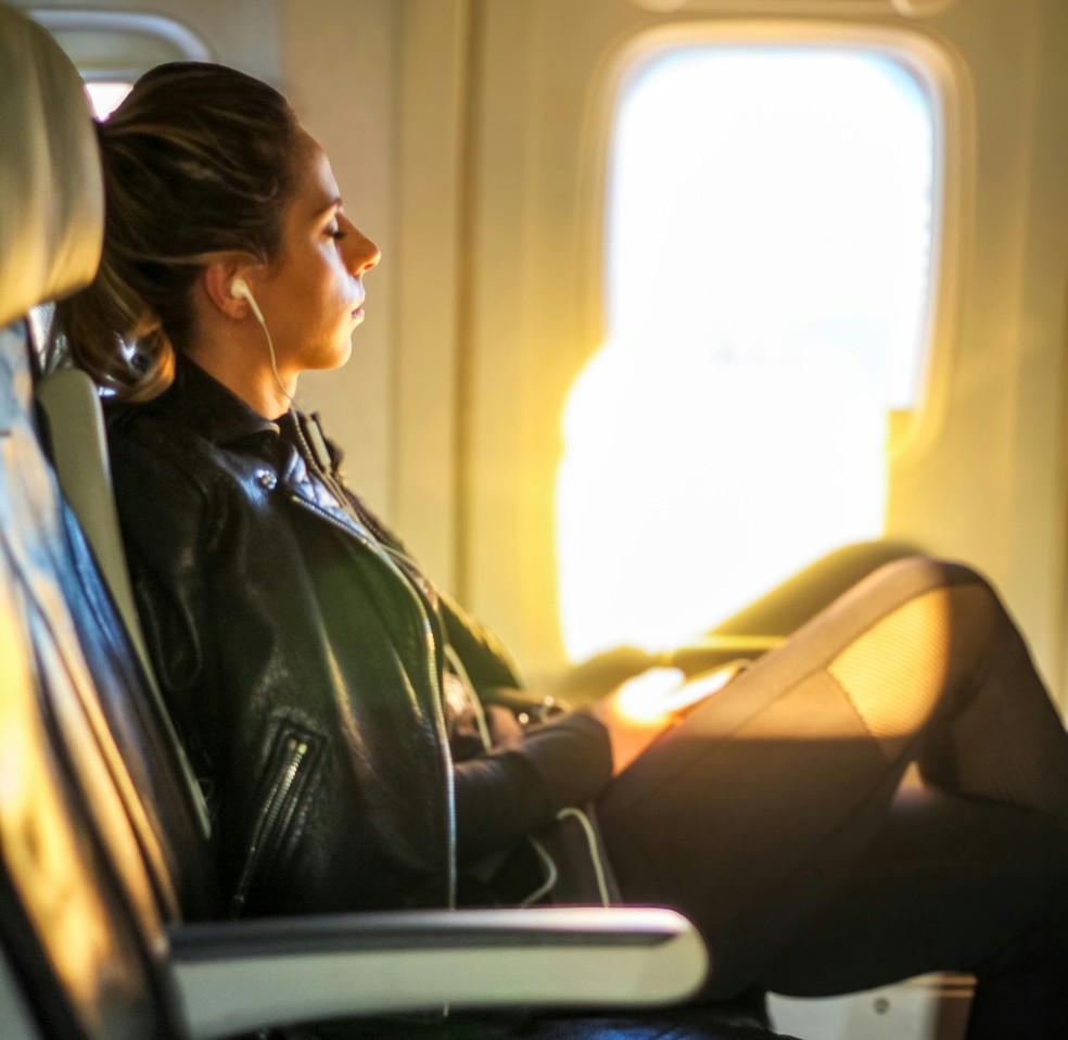 Fone de ouvido em avião — Foto: Pexels