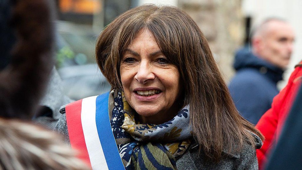 'Quanto maior, mais ele polui', defende a prefeita de Paris, Anne Hidalgo — Foto: BBC News fonte