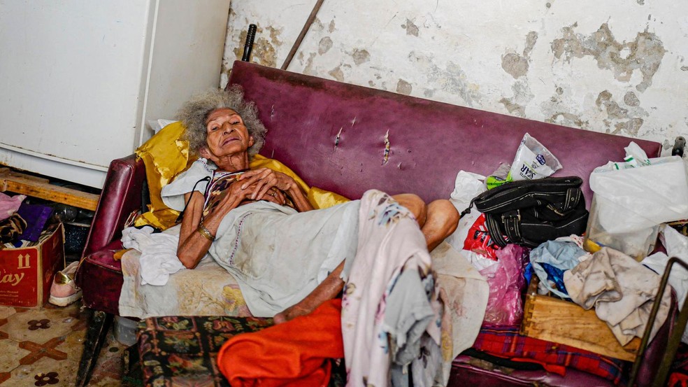 Pilar, de 81 anos, em recuperação do vírus chikungunya em sua casa, em Havana, em novembro — Foto: BBC News fonte
