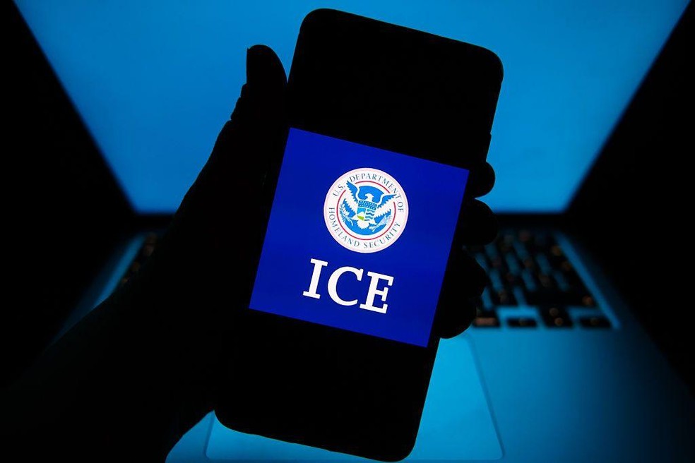 A agência americana ICE busca aplicar inteligência artificial em operações de rastreamento de imigrantes — Foto: BBC News fonte