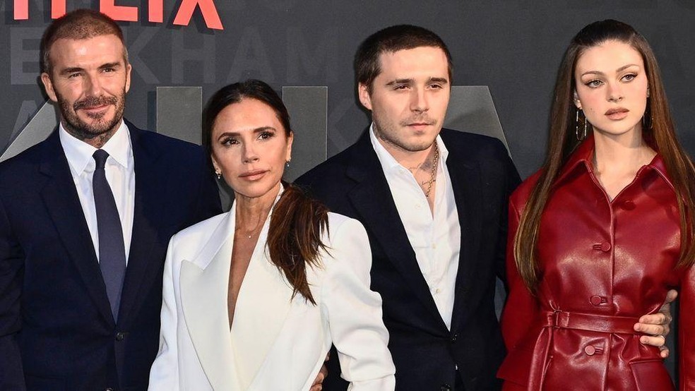 David e Victoria Beckham, ao lado do filho Brooklyn e sua esposa Nicola Peltz, em 2023 — Foto: BBC News fonte
