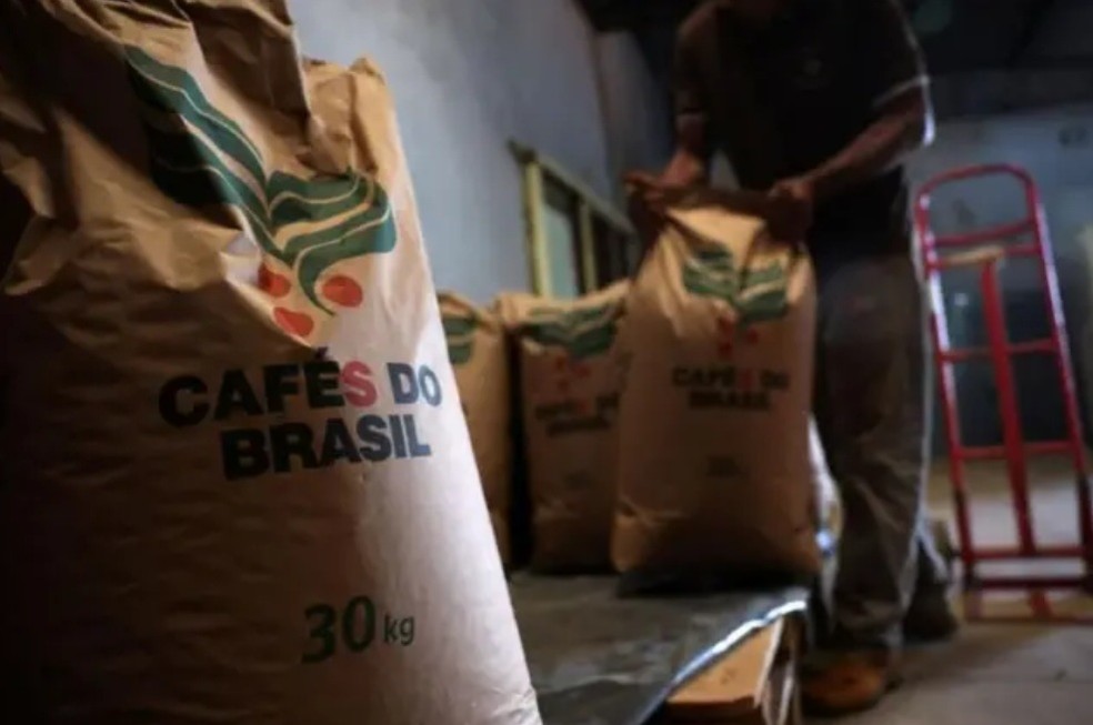 Um terço do café importado pelos EUA vem do Brasil; produto escapou da sobretaxa — Foto: Reuters/BBC