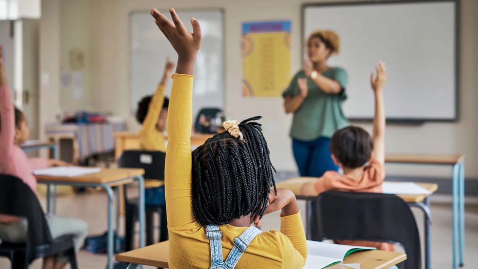 Pessoas criticam inclusive a exigência por frequência presencial na escola — Foto: Getty Images via BBC