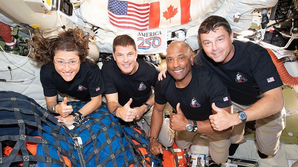 Os quatro tripulantes da Artemis 2 são os especialistas da missão Christina Koch e Jeremy Hansen, o piloto Victor Glover e o comandante Reid Wiseman — Foto: BBC News fonte