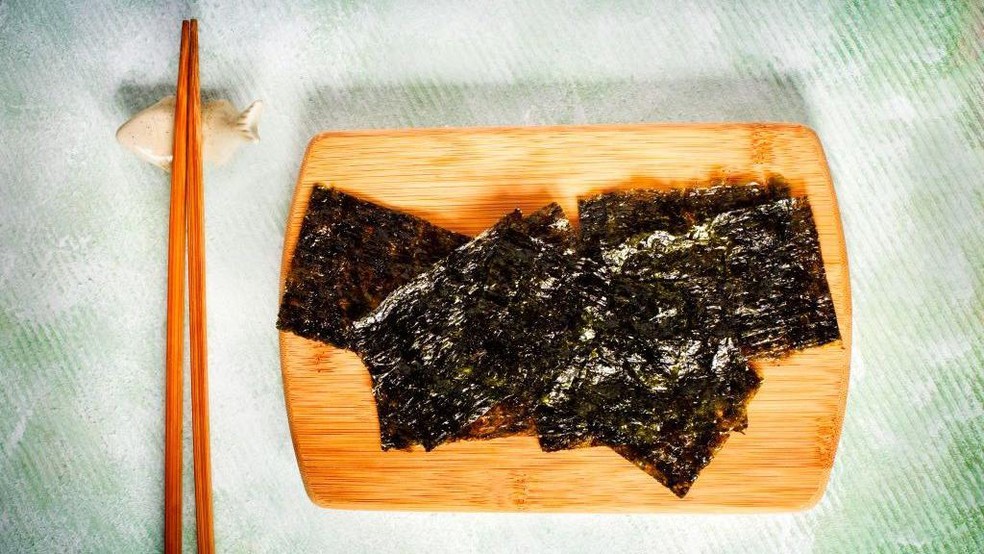 A Coreia do Sul é conhecida como a maior produtora e exportadora mundial de 'gim', uma alga marinha seca, preta, crocante, geralmente em folha e de formato quadrado — Foto: BBC News fonte