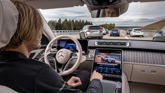 Mercedes-Benz promete que motorista pode 'ler, jogar videogame e relaxar' enquanto novo sistema autônomo dirige o carro