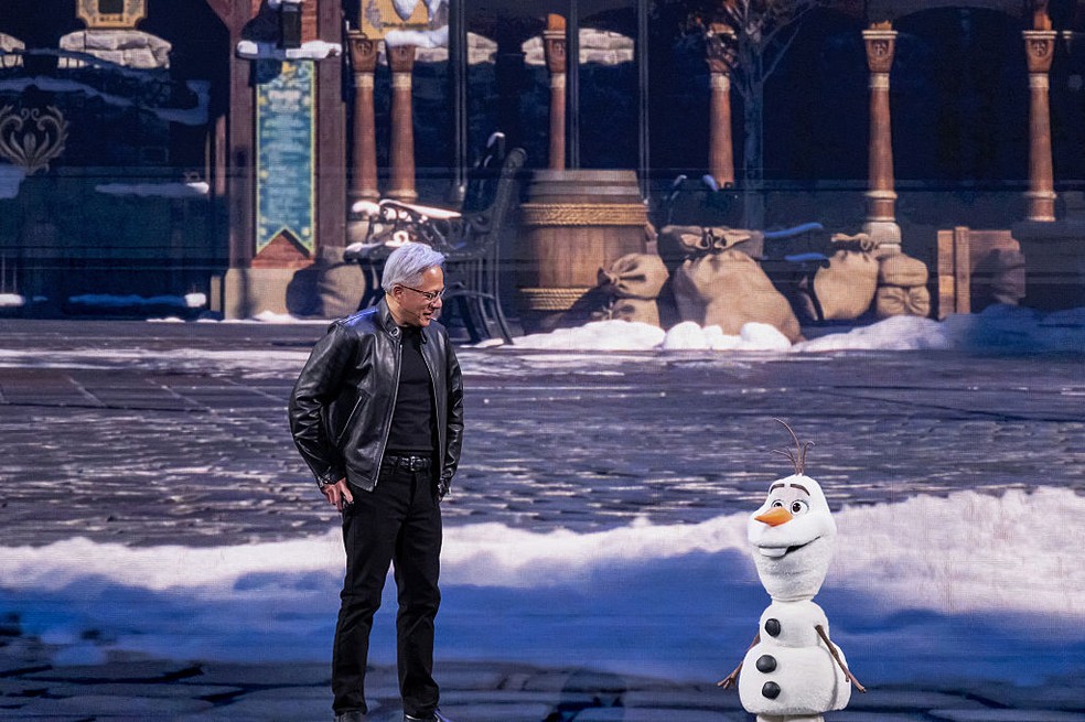 Jensen Huang contracena com robô interpretando Olaf durante o evento GTC — Foto: JOSH EDELSON / AFP via Getty Images)