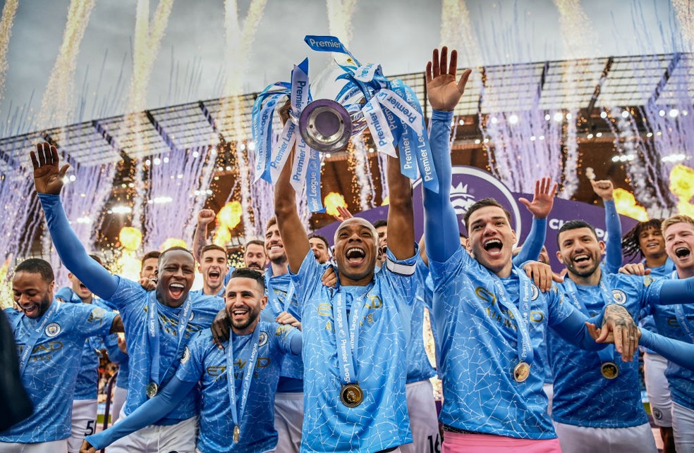 Manchester City recebe o título de campeão da Premier League em 2021 — Foto: Getty Images