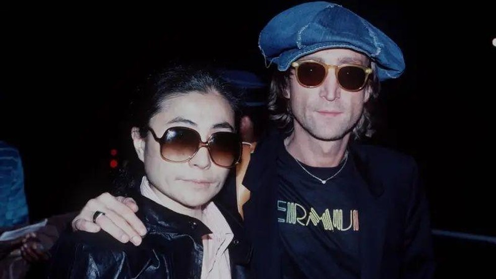 John Lennon e Yoko Ono pouco tempo antes da morte dele — Foto: BBC News fonte