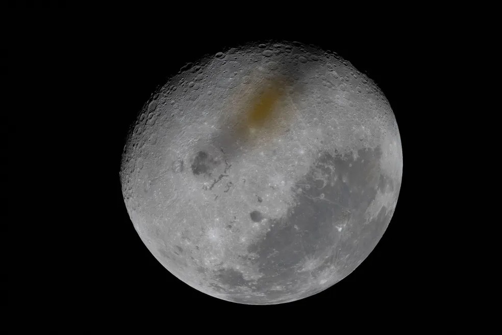Sperfície da Lua com uma parte marrom — Foto: Divulgação/NASA