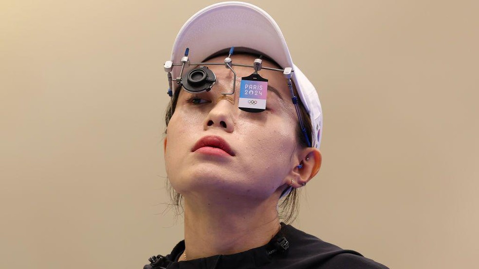 Fonte BBC News — Foto: A atitude do atirador sul-coreano Kim Yeji fez sucesso na internet;  Ela conquistou a medalha de prata na pistola de ar 10 metros.