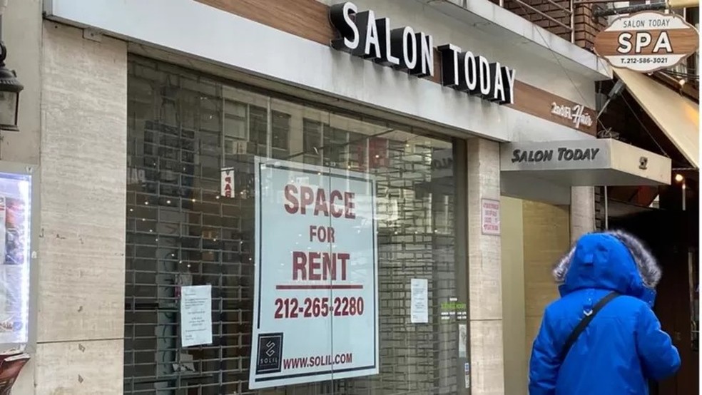Em um dos quarteirões mais caros de Nova York, são muitas as lojas fechadas e os prédios inteiros vazios — Foto: HELOISA VILLELA via BBC