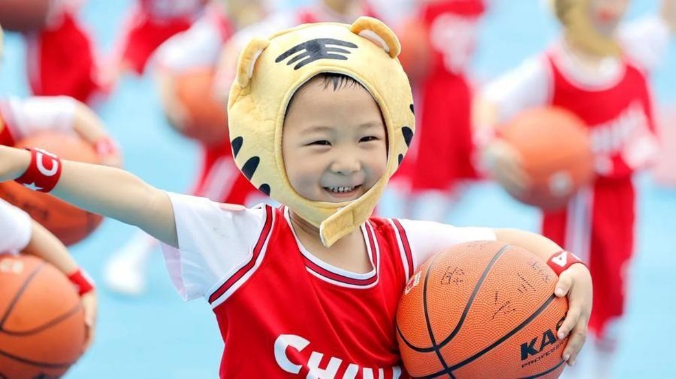 As previsões oficiais chinesas sobre a taxa de natalidade do país se mostraram altamente imprecisas — Foto: BBC News fonte