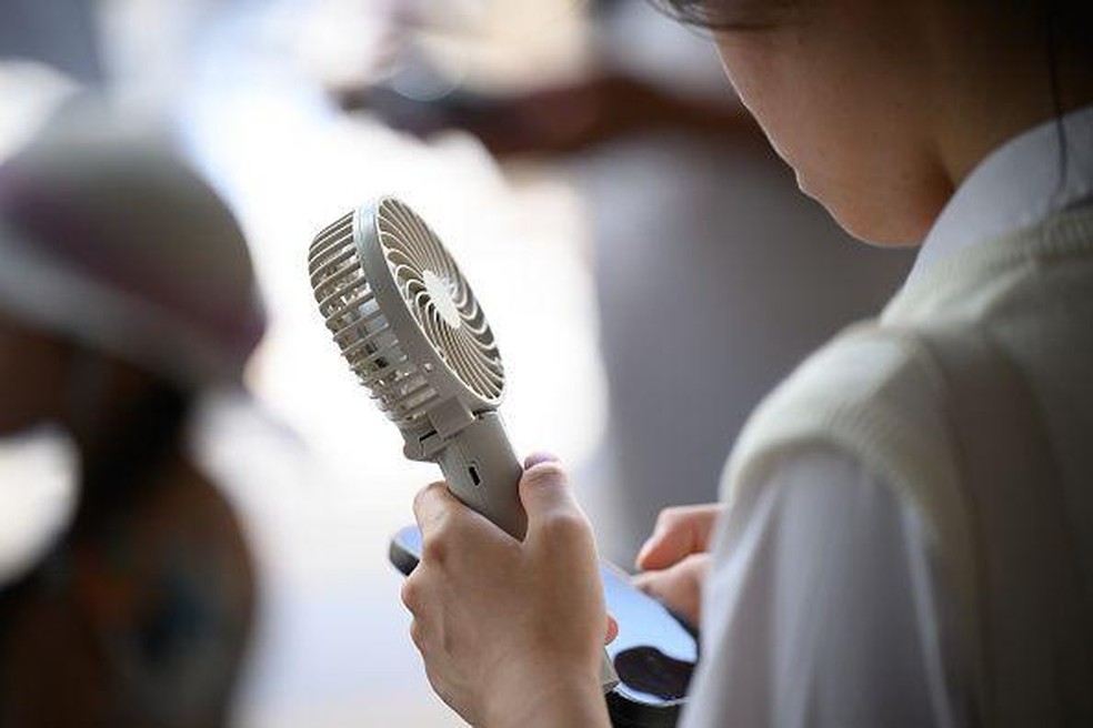O Serviço Nacional de Saúde do Reino Unido (NHS) lista 34 sintomas da menopausa; ainda assim, esconder os sintomas ou mascarar a menopausa torna tudo ainda mais desgastante — Foto: BBC News fonte