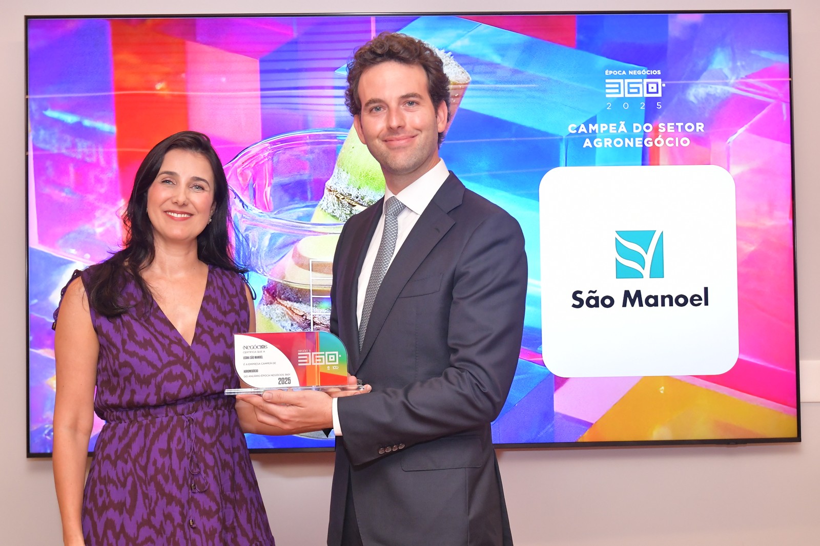 A Usina São Manoel, representada pelo diretor-presidente Pedro Dinucci, venceu no setor de Agronegócio. O prêmio foi entregue por Lilian Baima, diretora de negócios multiplataformas da Editora Globo — Foto: Flavio Santana