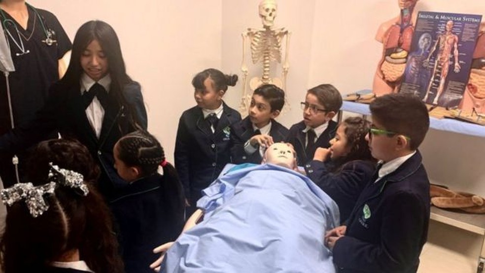 Os alunos aprendem alguns conhecimentos de medicina no centro — Foto: BBC