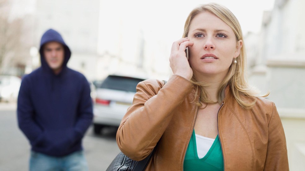 A limerência, se não for controlada, pode gerar comportamentos negativos, como o stalking — Foto: BBC News fonte