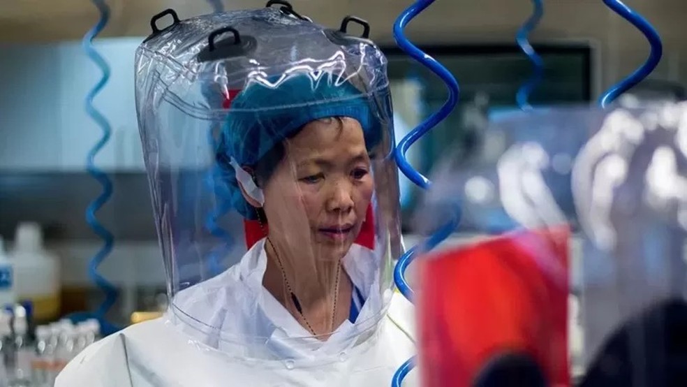 A professora Shi Zhengli dentro de um laboratório em Wuhan — Foto: GETTY IMAGES via BBC