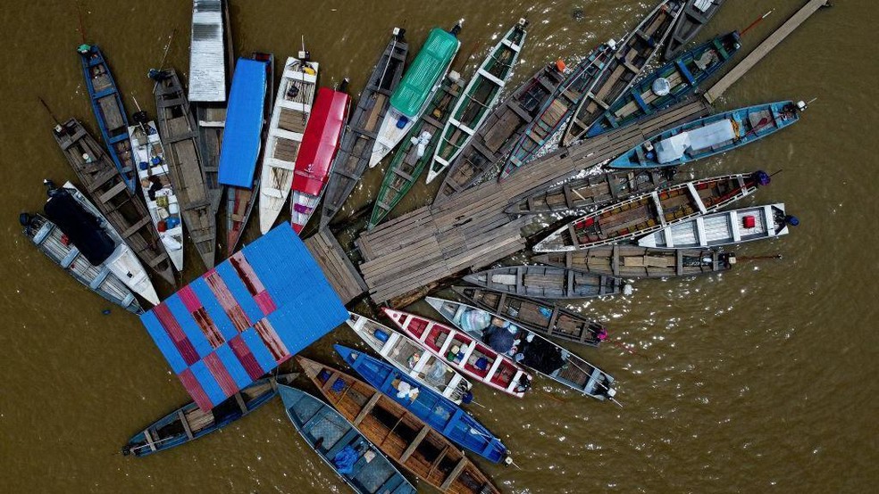 Vista aérea de barcos de pesca na Reserva de Desenvolvimento Sustentável (RDS) Mamirauá, em Fonte Boa, estado do Amazonas, Brasil — Foto: BBC News fonte