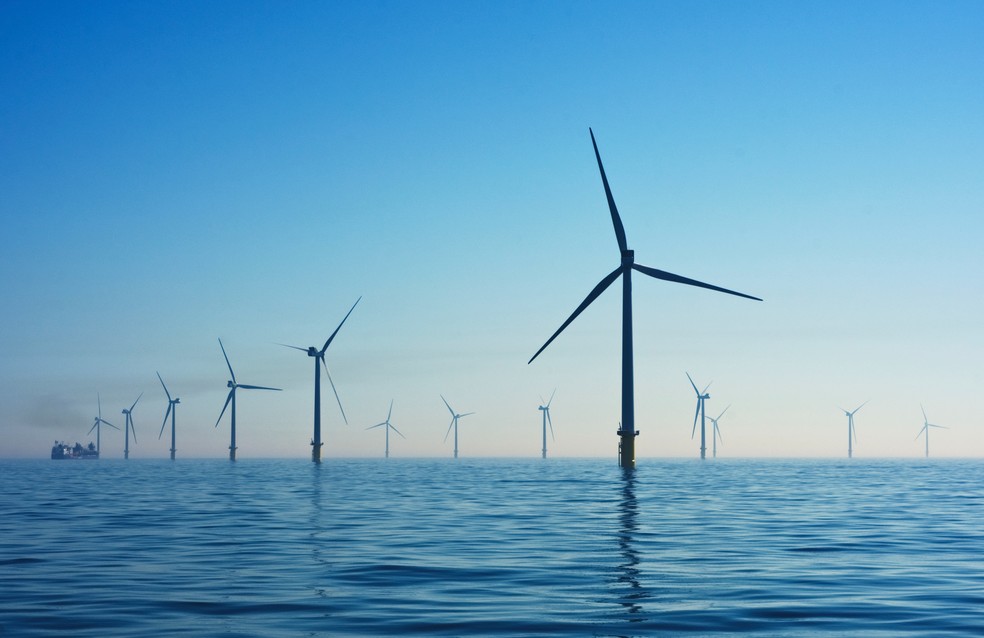 Energia eólica offshore usa a força dos ventos para produção de energia através de turbinas instaladas no mar — Foto: Unsplash